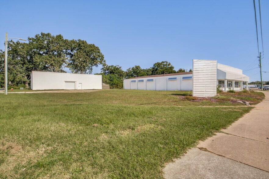 More Photos Of 3624 W Fairfield Dr, Pensacola General Retail For Lease
