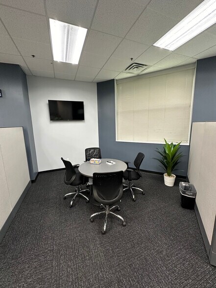 More Photos Of 1125 Remington Rd, Schaumburg Showroom For Lease