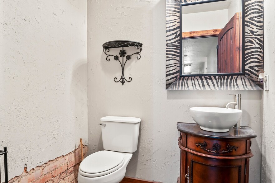 More Photos Of 207 Clay St, Nocona Storefront For Lease