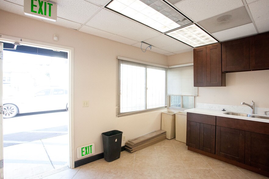 More Photos Of 425-427 Atlantic Ave, Long Beach Office For Sale