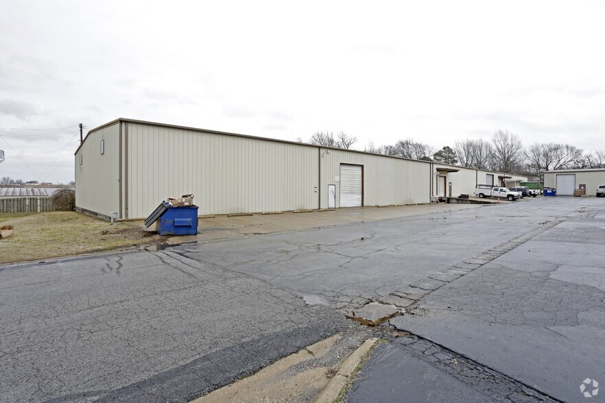 More Photos Of 559 N 13th St, Rogers Warehouse For Lease