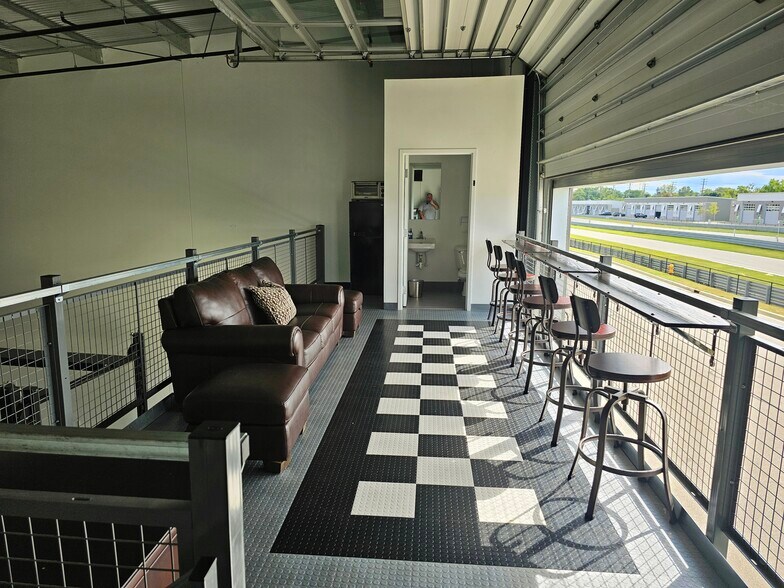 More Photos Of 62 W Speed Way, Pontiac Specialty For Sale