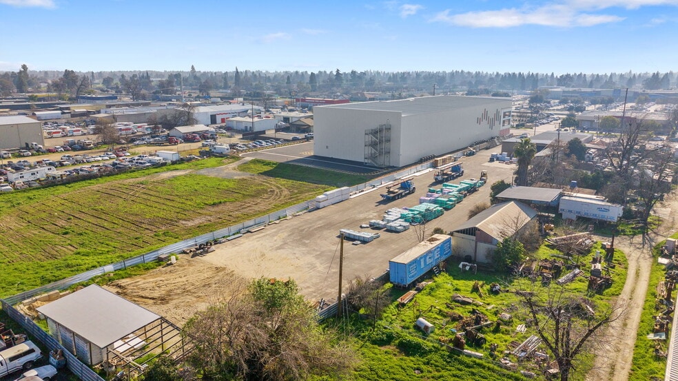 More Photos Of 1746 E Mineral King Ave, Visalia Warehouse For Lease