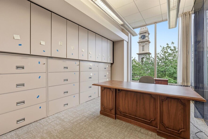 More Photos Of 270 W 7th St, Dubuque Bank For Lease