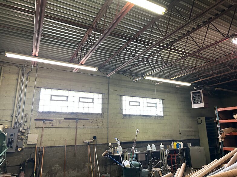 More Photos Of 1236 E Washington St, New Castle Showroom For Sale