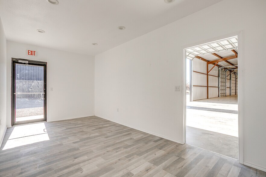 More Photos Of 6471 E Bankhead Hwy, Willow Park Industrial For Lease