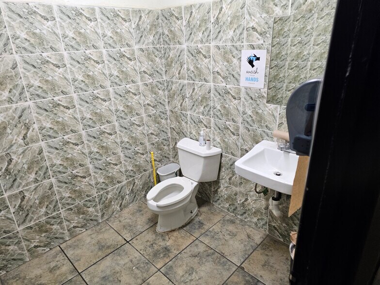 More Photos Of 953 E Sahara Ave, Las Vegas Storefront For Sale