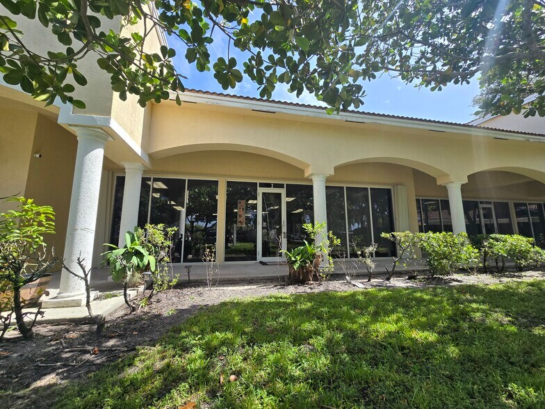 More Photos Of 4953 Le Chalet Blvd, Boynton Beach Storefront Retail Office For Lease