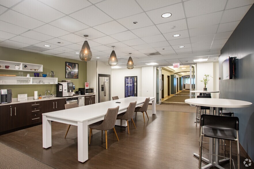 More Photos Of 875 N Michigan Ave, Chicago Coworking Space
