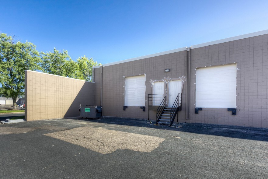 More Photos Of 9901-9927 Valley View Rd, Eden Prairie Showroom For Lease