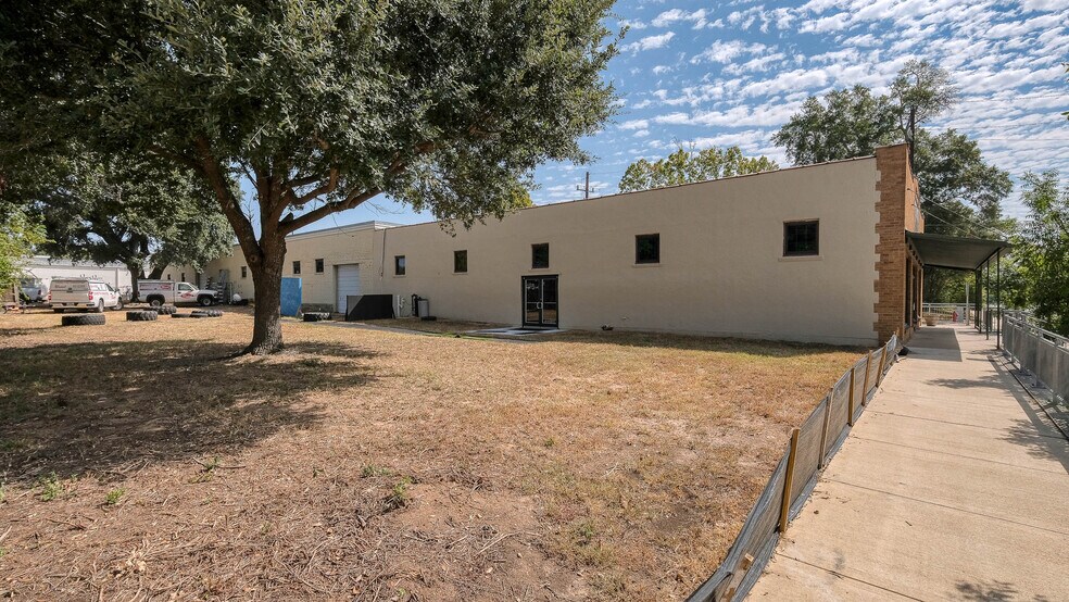 More Photos Of 2302 Main St, Waller Office For Sale
