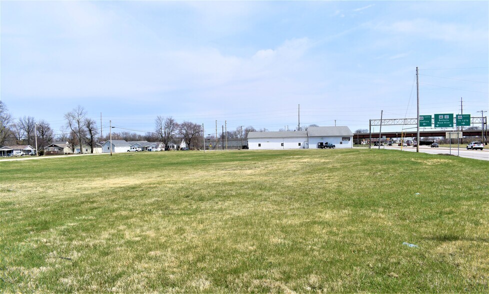 More Photos Of 41 E MacArthur Dr, Cottage Hills Showroom For Sale