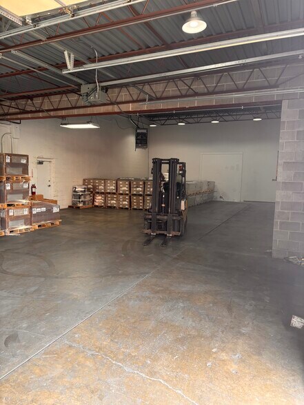 More Photos Of 1537 Vermont St, Des Moines Light Distribution For Lease