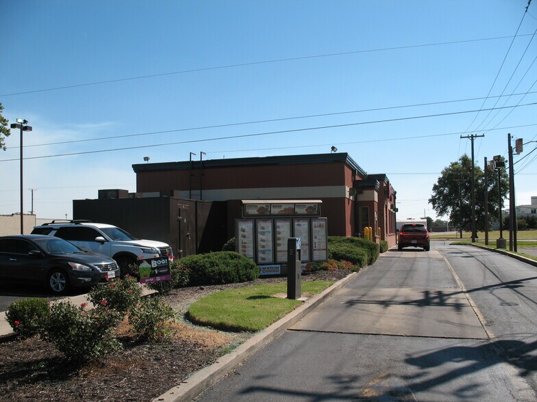 More Photos Of 1320 1st St, Kennett Fast Food For Lease