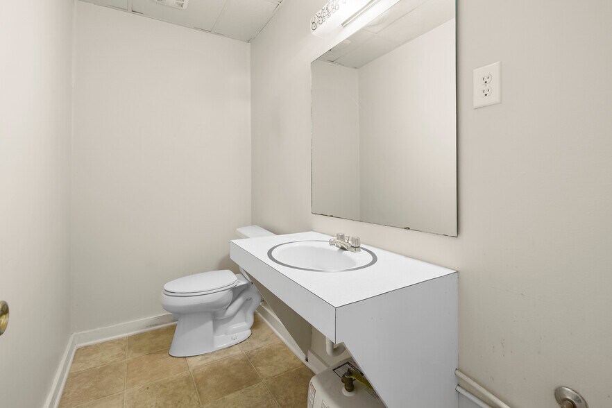 More Photos Of 104 N Dilling St, Kings Mountain Medical For Lease