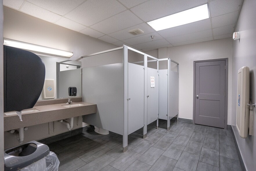 More Photos Of 8875 Rosehill Rd, Lenexa Health Club For Sale