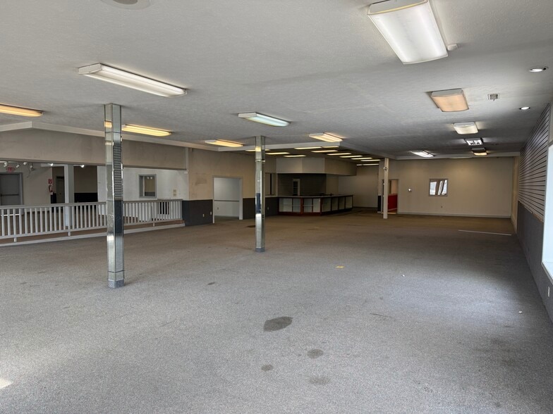 More Photos Of 327 Ashland Rd, Mansfield Showroom For Lease