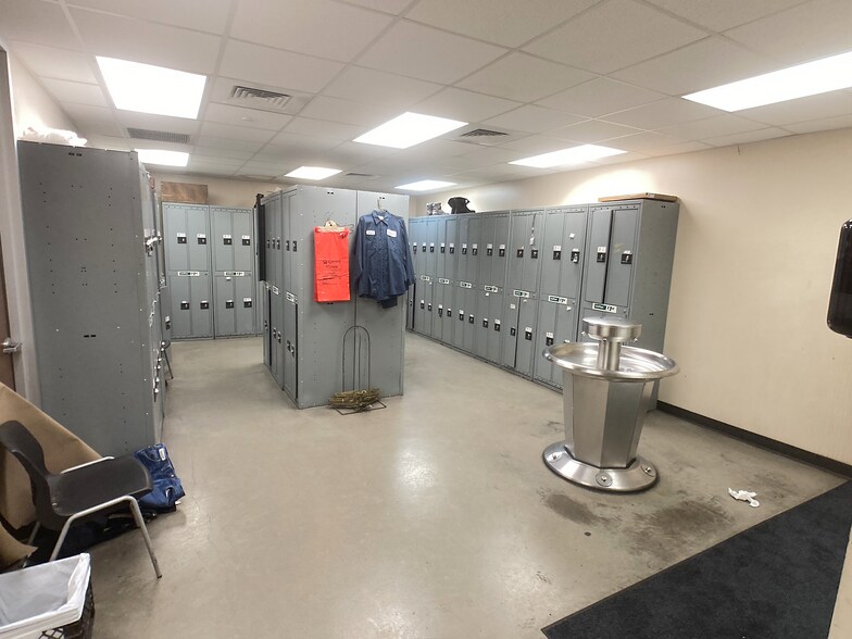 More Photos Of 9450 W Wingfoot Rd, Houston Manufacturing For Lease