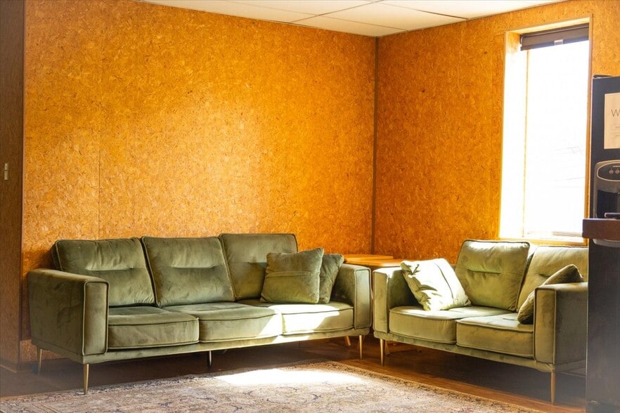 More Photos Of 309 E Springbrook Dr, Johnson City Flex For Lease