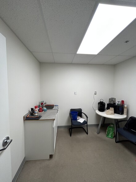 More Photos Of 379B Corduroy Rd, Ottawa Warehouse For Lease