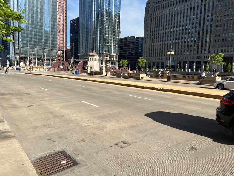 More Photos Of 211 W Wacker Dr, Chicago Office For Lease