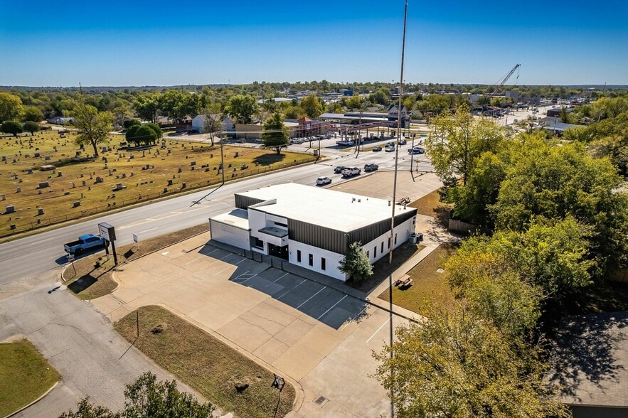 More Photos Of 400 N Mission St, Sapulpa Bank For Sale