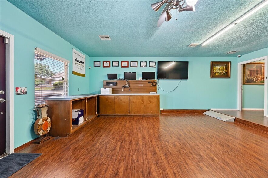 More Photos Of 4940 E 73rd St, Tulsa Office For Sale