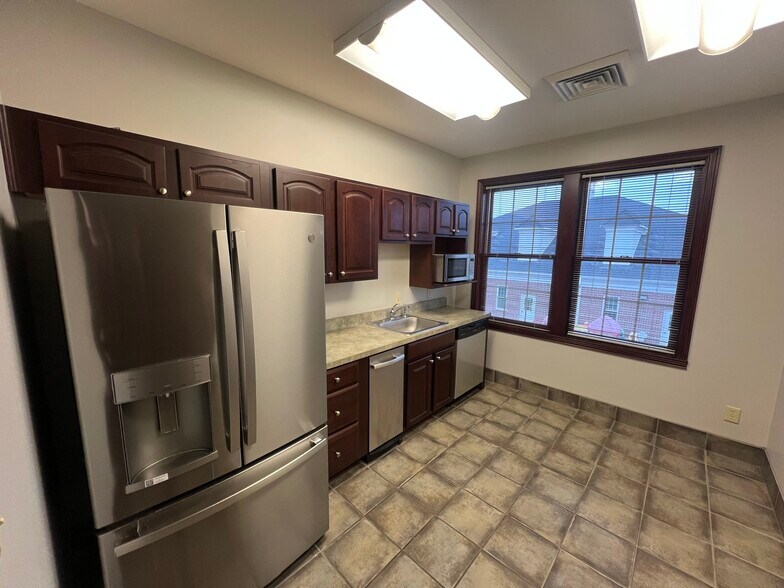 More Photos Of 1620 W Oak St, Zionsville Office For Lease