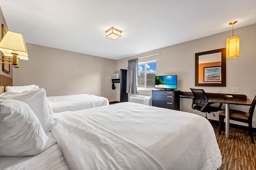 More Photos Of 975 Sheffield St, Washington Hotel For Sale