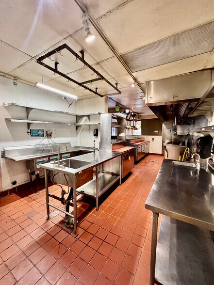 More Photos Of 14572 Big Basin Way, Saratoga Storefront For Lease