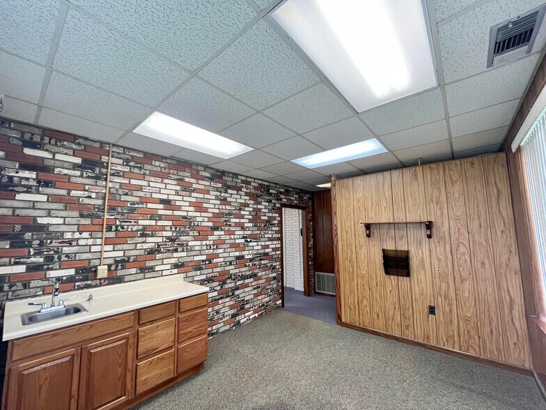 More Photos Of 350 5th Ave, Huntington Medical For Sale