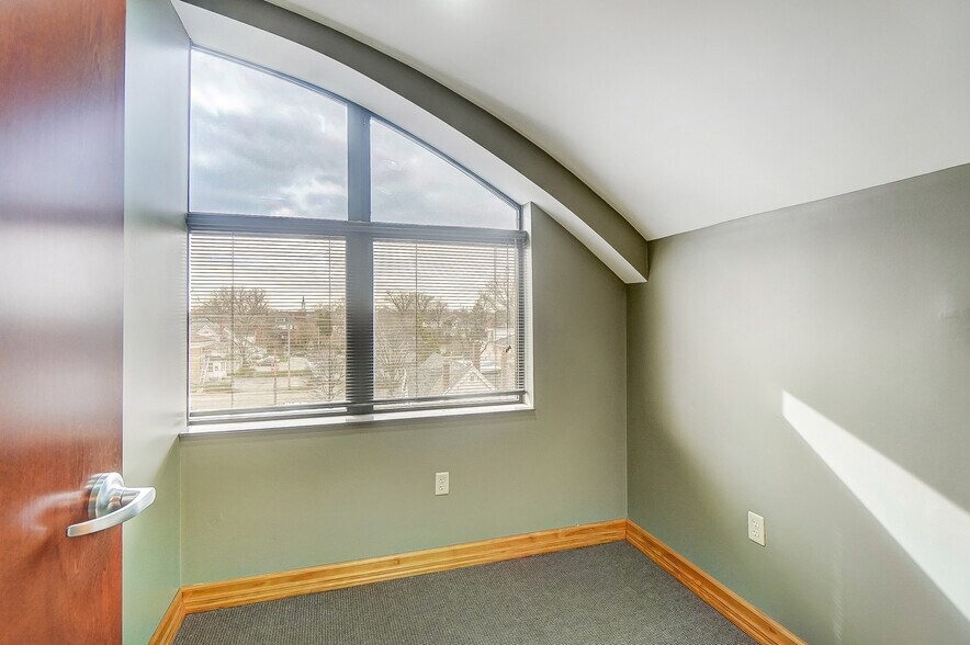 More Photos Of 916-920 W Market St, Lima Medical For Lease