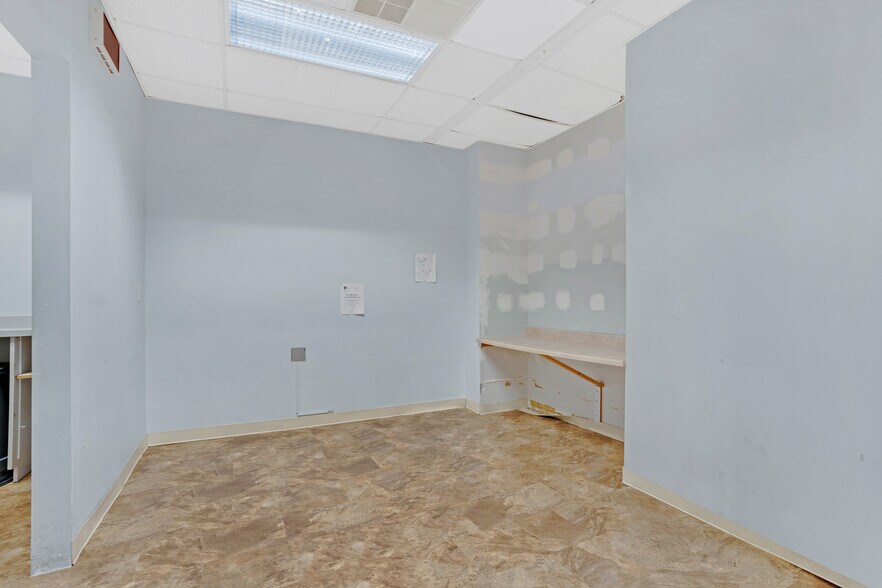 More Photos Of 1656 Oak Tree Rd, Edison Medical For Lease