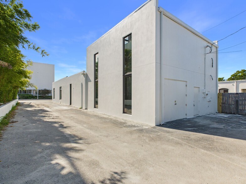 More Photos Of 1111 5th Ave S, Naples Freestanding For Sale