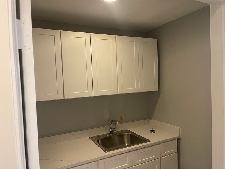 More Photos Of 4095 SE I 10 Frontage Rd, Sealy Medical For Sale