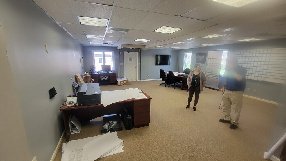 More Photos Of 924 Old Harmony Rd, Newark Office For Sale