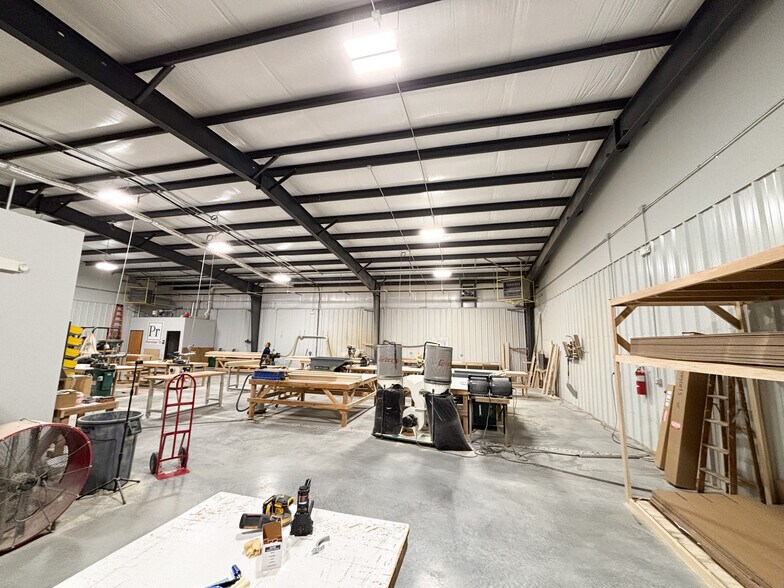 More Photos Of 4173 N 20th St, Ozark Warehouse For Lease