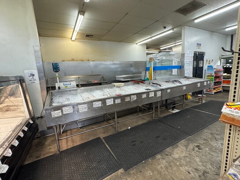 More Photos Of 21001-21015 Sherman Way, Canoga Park Freestanding For Lease