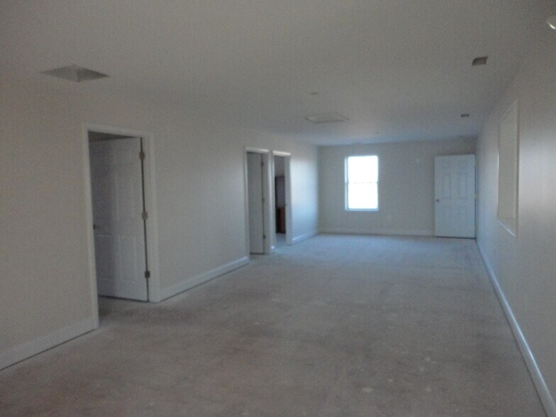 More Photos Of 6008 Fair Oaks Dr, Frederick Showroom For Lease