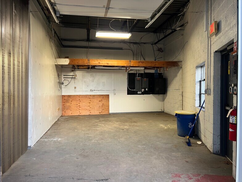 More Photos Of 299 Ridgedale Ave, East Hanover Warehouse For Lease