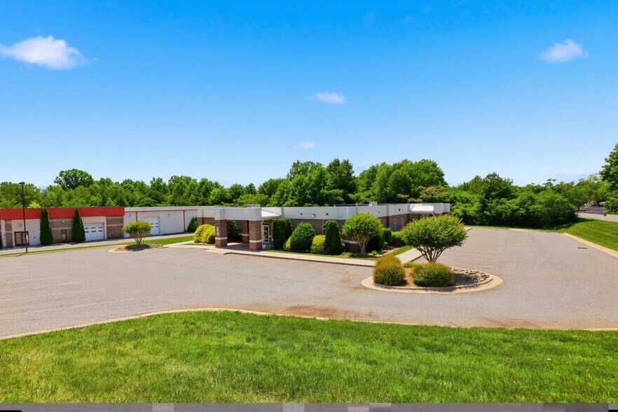 More Photos Of 1105 8th Court St SE, Hickory Office For Sale