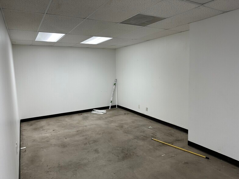 More Photos Of 1104-1106 E 17th St, Santa Ana General Retail For Lease