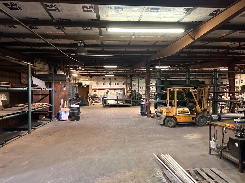 More Photos Of 1301 S 3rd St, Chickasha Distribution For Lease