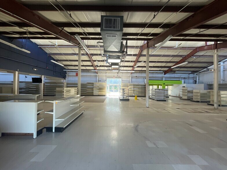 More Photos Of 11 Whitewood Ln, North Branford Garden Center For Sale