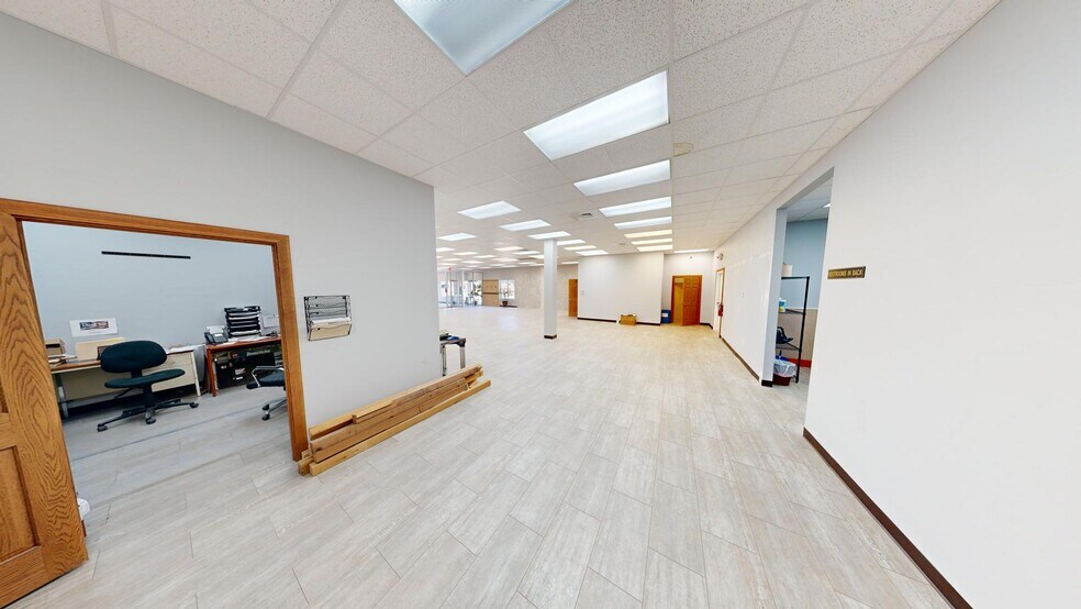 More Photos Of 1985 American Dr, Neenah Flex For Sale