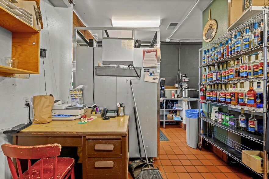 More Photos Of 1760 Market St NE, Salem Freestanding For Sale