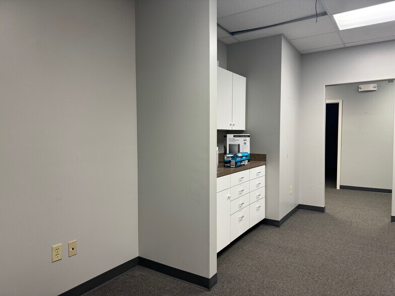 More Photos Of 2309-2311 S Kansas Rd, Newton Medical For Lease