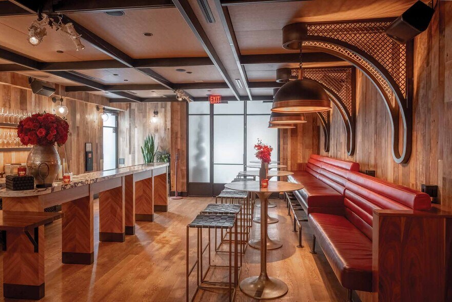 More Photos Of 650 N La Cienega Blvd, West Hollywood Restaurant For Lease