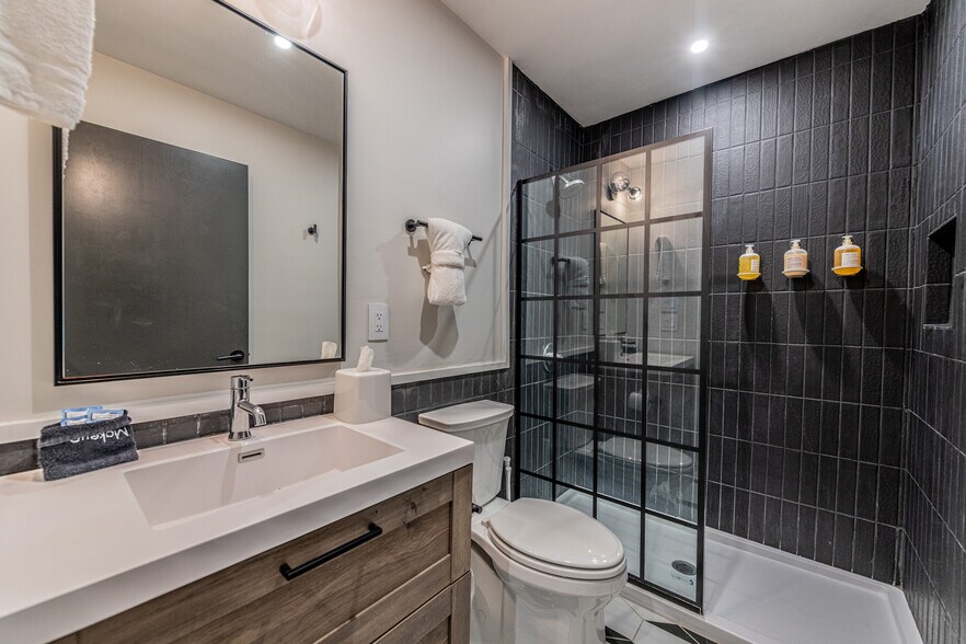 More Photos Of 1405 S Flores St, San Antonio Storefront Retail Residential For Sale