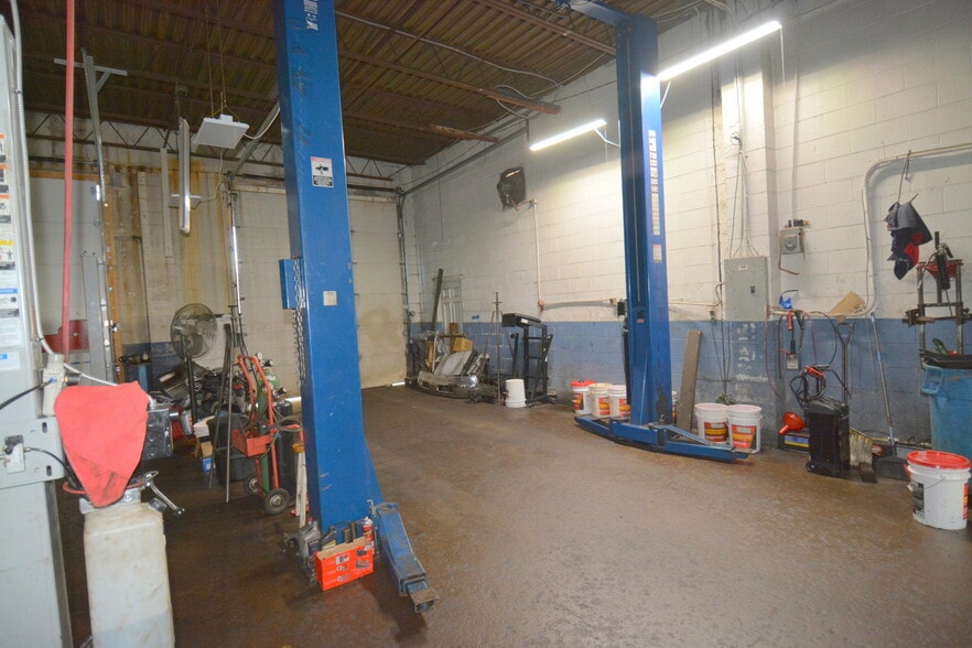 More Photos Of 2212 Wilmington Pike, Dayton Auto Repair For Sale